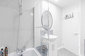 Newly Renovated 3BD Home, Islington!