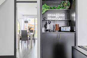 Newly Renovated 3BD Home, Islington!