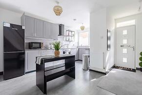 Newly Renovated 3BD Home, Islington!