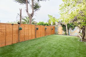 Newly Renovated 3BD Home, Islington!