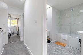 Newly Renovated 3BD Home, Islington!