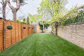 Newly Renovated 3BD Home, Islington!