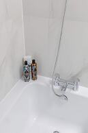 Newly Renovated 3BD Home, Islington!