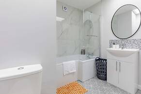 Newly Renovated 3BD Home, Islington!