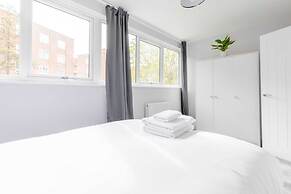 Newly Renovated 3BD Home, Islington!