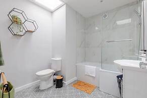 Newly Renovated 3BD Home, Islington!