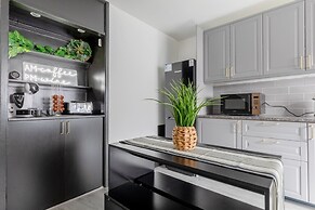 Newly Renovated 3BD Home, Islington!