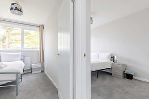 Newly Renovated 3BD Home, Islington!