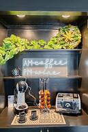 Newly Renovated 3BD Home, Islington!