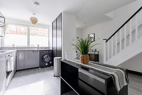 Newly Renovated 3BD Home, Islington!