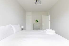 Newly Renovated 3BD Home, Islington!