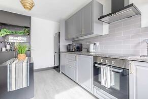 Newly Renovated 3BD Home, Islington!