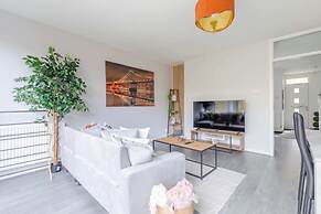 Newly Renovated 3BD Home, Islington!