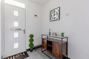 Newly Renovated 3BD Home, Islington!