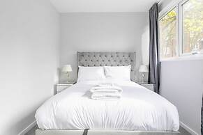 Newly Renovated 3BD Home, Islington!