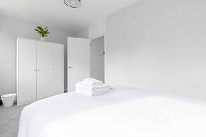 Newly Renovated 3BD Home, Islington!