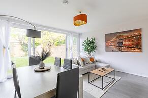 Newly Renovated 3BD Home, Islington!