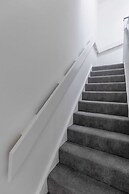 Newly Renovated 3BD Home, Islington!