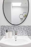 Newly Renovated 3BD Home, Islington!