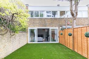 Newly Renovated 3BD Home, Islington!