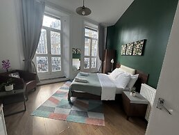 Charming Large Studio Apartment With Balcony