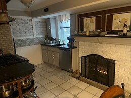 2 Br Victorian Apt 2800 sq ft 2 Floors With Full Kitchen 2 Baths and L