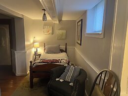 2 Br Victorian Apt 2800 sq ft 2 Floors With Full Kitchen 2 Baths and L