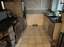 2 Br Victorian Apt 2800 sq ft 2 Floors With Full Kitchen 2 Baths and L