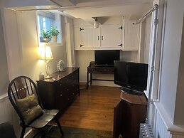 2 Br Victorian Apt 2800 sq ft 2 Floors With Full Kitchen 2 Baths and L