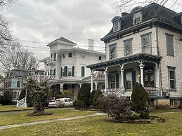 2 Br Victorian Apt 2800 sq ft 2 Floors With Full Kitchen 2 Baths and L