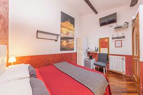 Room-skylight Double Room in History Hou