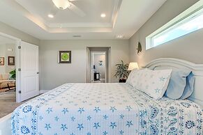 Bright Rotonda West Home w/ Patio, 7 Mi to Beach!