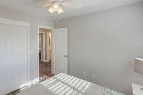 Bakersfield Home w/ Pool Table, Cornhole + More!