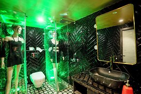 Orsom Stays Sassy - Sector 42