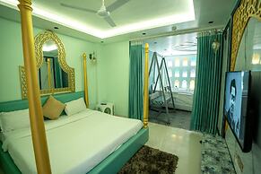 Orsom Stays Sassy - Sector 42