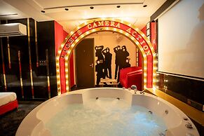 Orsom Stays Sassy - Sector 42