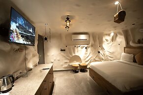 Orsom Stays Sassy - Sector 42