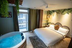 Orsom Stays Sassy - Sector 42