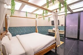 Orsom Stays Sassy - Sector 42