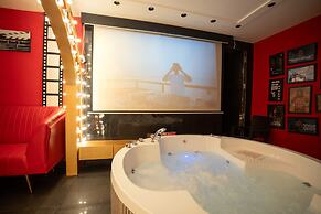 Orsom Stays Sassy - Sector 42