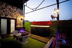 Orsom Stays Sassy - Sector 42