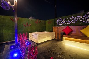 Orsom Stays Sassy - Sector 42