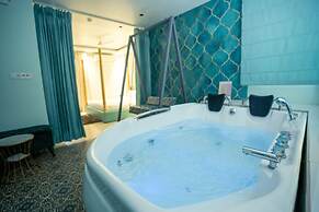 Orsom Stays Sassy - Sector 42