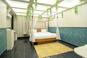 Orsom Stays Sassy - Sector 42