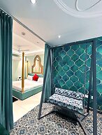 Orsom Stays Sassy - Sector 42