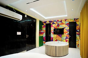 Orsom Stays Sassy - Sector 42