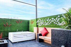 Orsom Stays Sassy - Sector 42