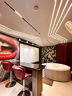 Orsom Stays Sassy - Sector 42