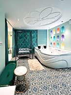 Orsom Stays Sassy - Sector 42