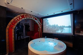 Orsom Stays Sassy - Sector 42